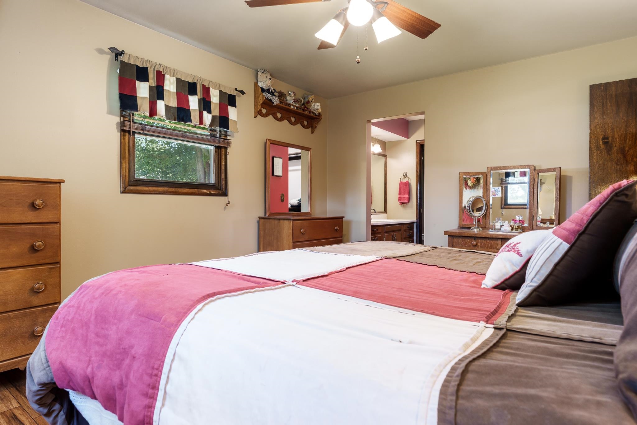 Rockford, Illinois 61101, United States, 4 Bedrooms Bedrooms, ,3 BathroomsBathrooms,Residential,Active,197644