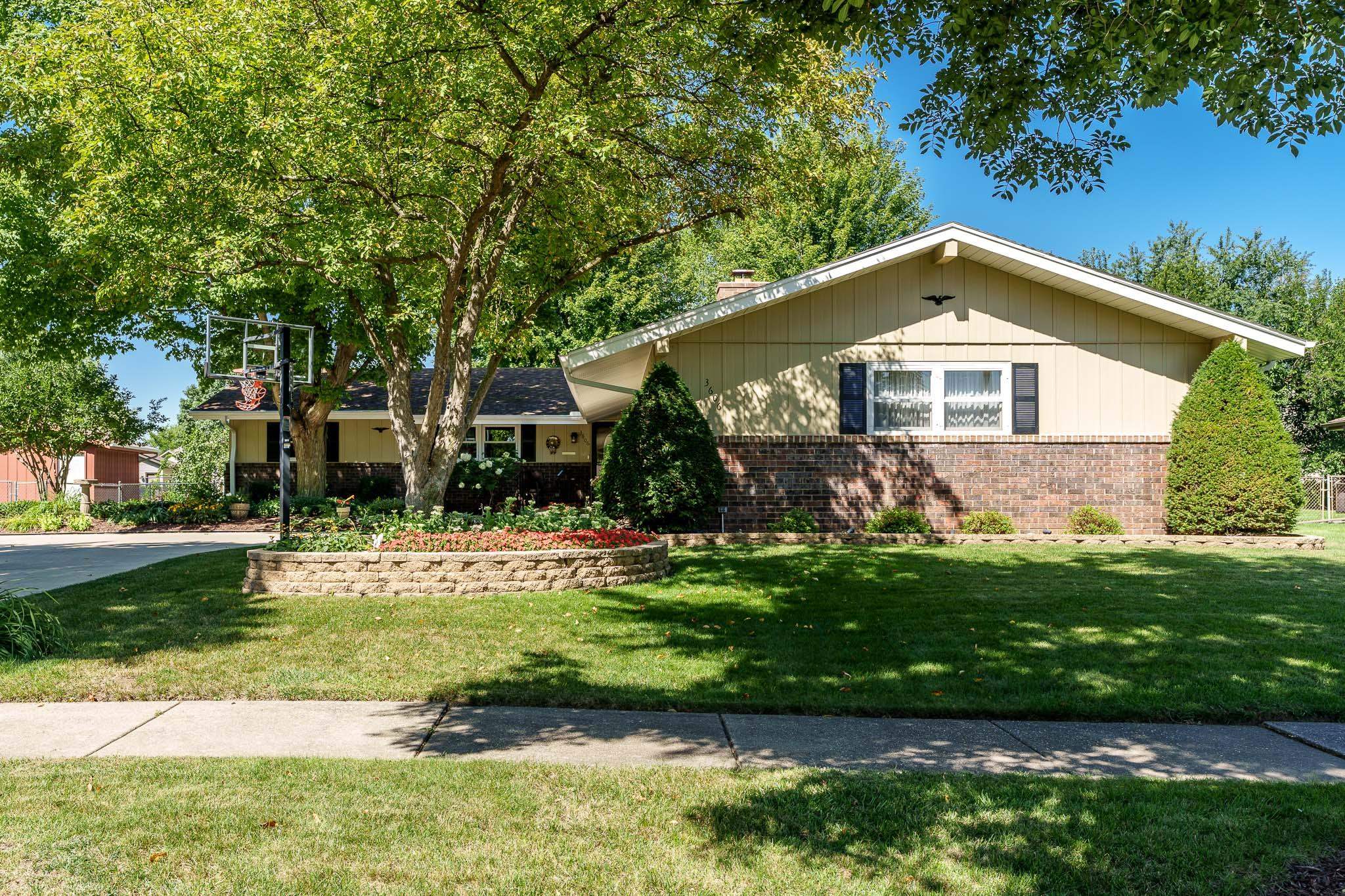 Rockford, Illinois 61101, United States, 4 Bedrooms Bedrooms, ,3 BathroomsBathrooms,Residential,Active,197644