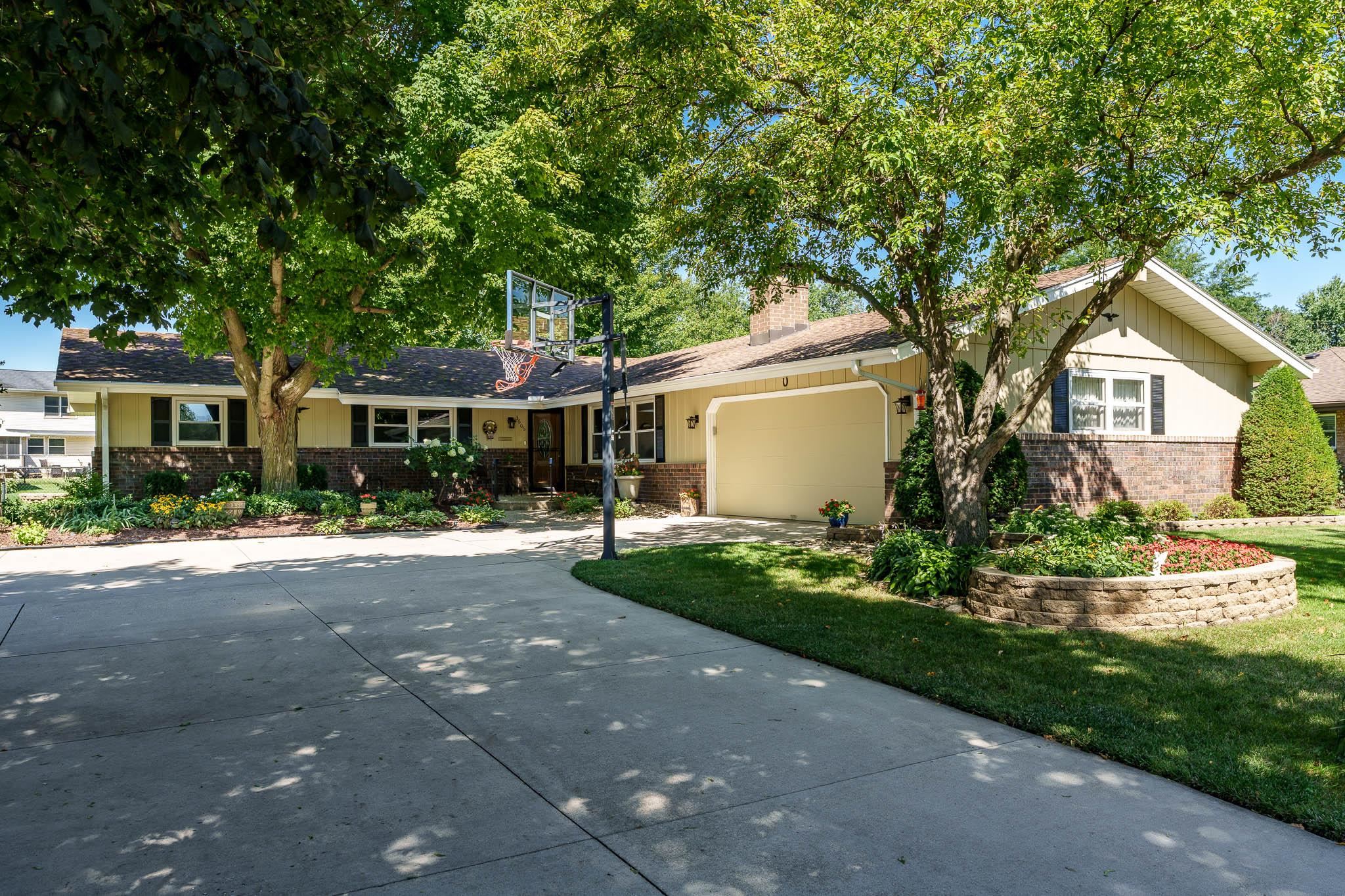 Rockford, Illinois 61101, United States, 4 Bedrooms Bedrooms, ,3 BathroomsBathrooms,Residential,Active,197644