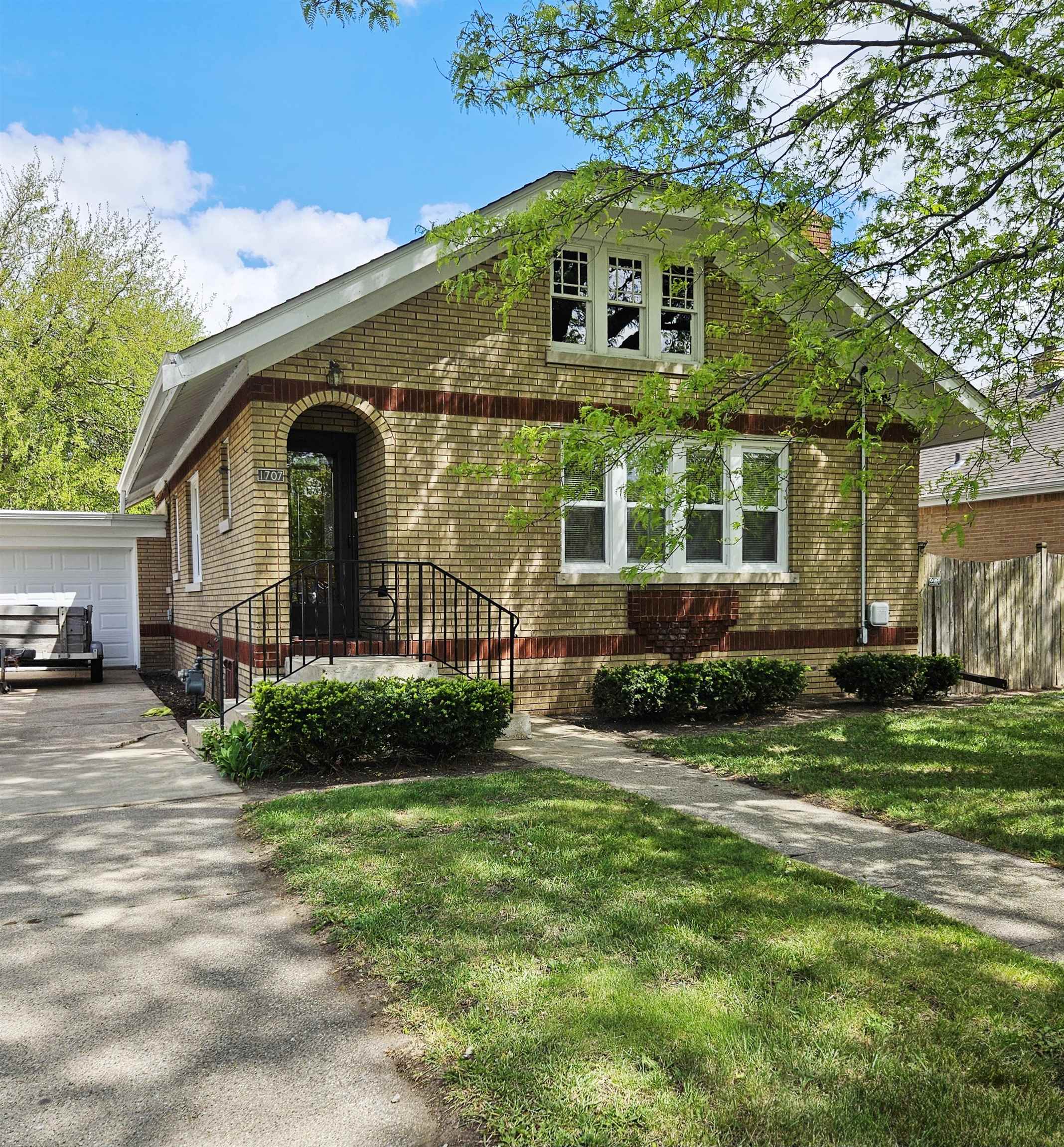 Photo 1 of 21 — 1707 Grant Avenue, ROCKFORD, IL 61103