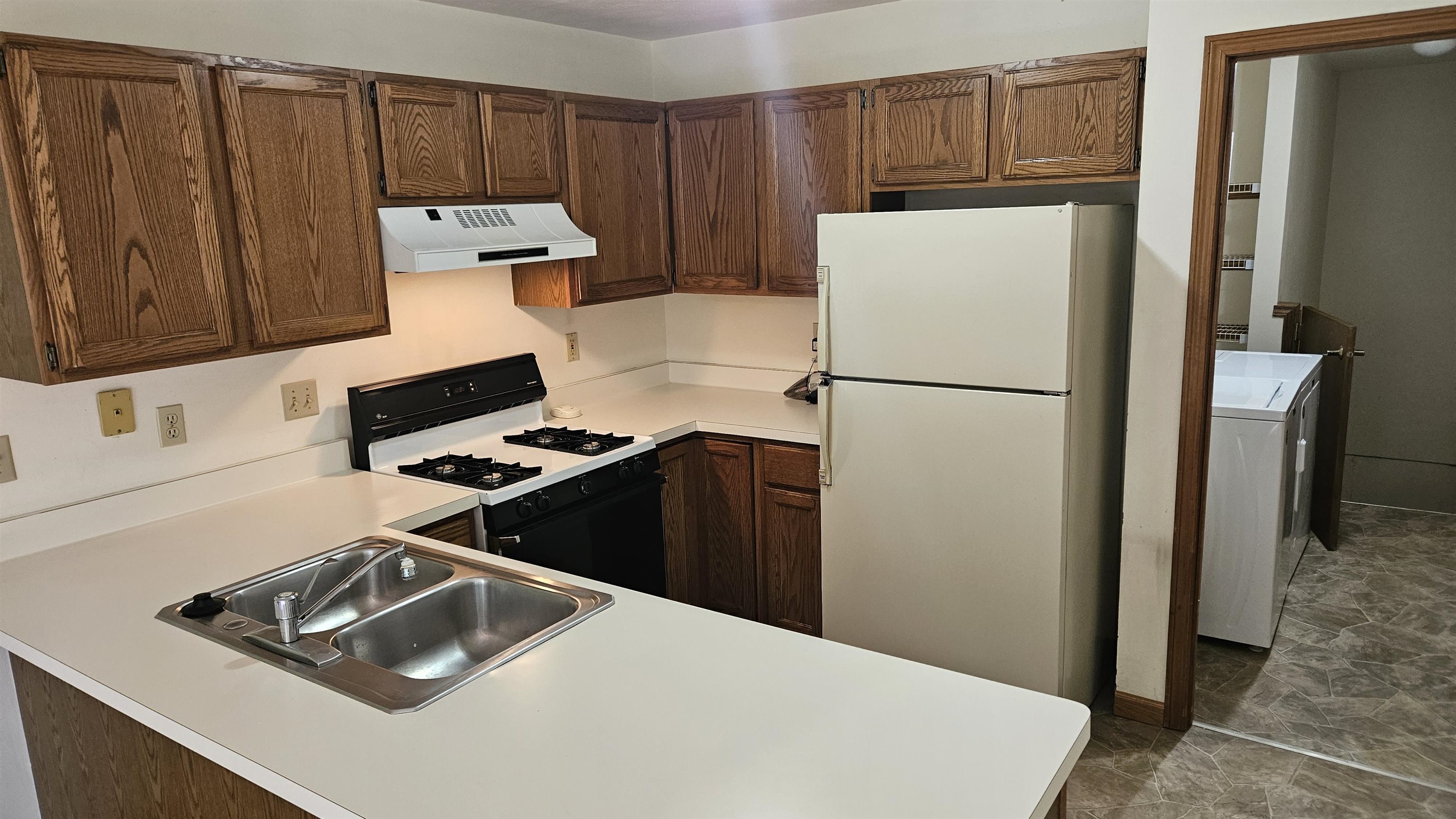 Rockford, Illinois 61107, United States, 2 Bedrooms Bedrooms, ,1 BathroomBathrooms,Residential,Active,180845