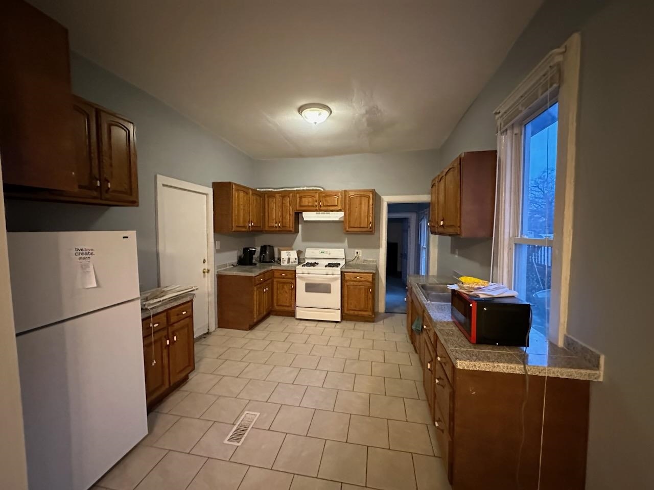 Rockford, Illinois 61102, United States, 5 Bedrooms Bedrooms, ,2 BathroomsBathrooms,Residential,Pending,11543
