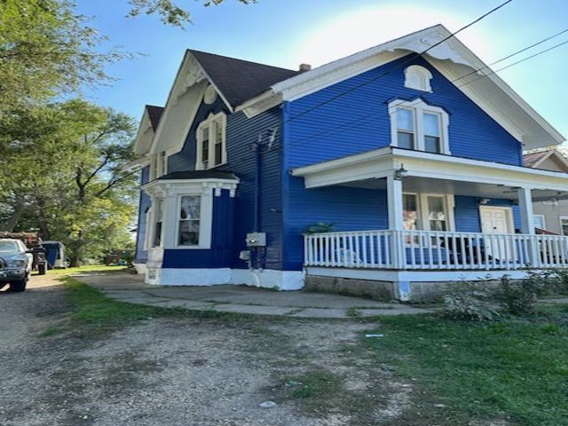 Rockford, Illinois 61102, United States, 5 Bedrooms Bedrooms, ,2 BathroomsBathrooms,Residential,Pending,11543
