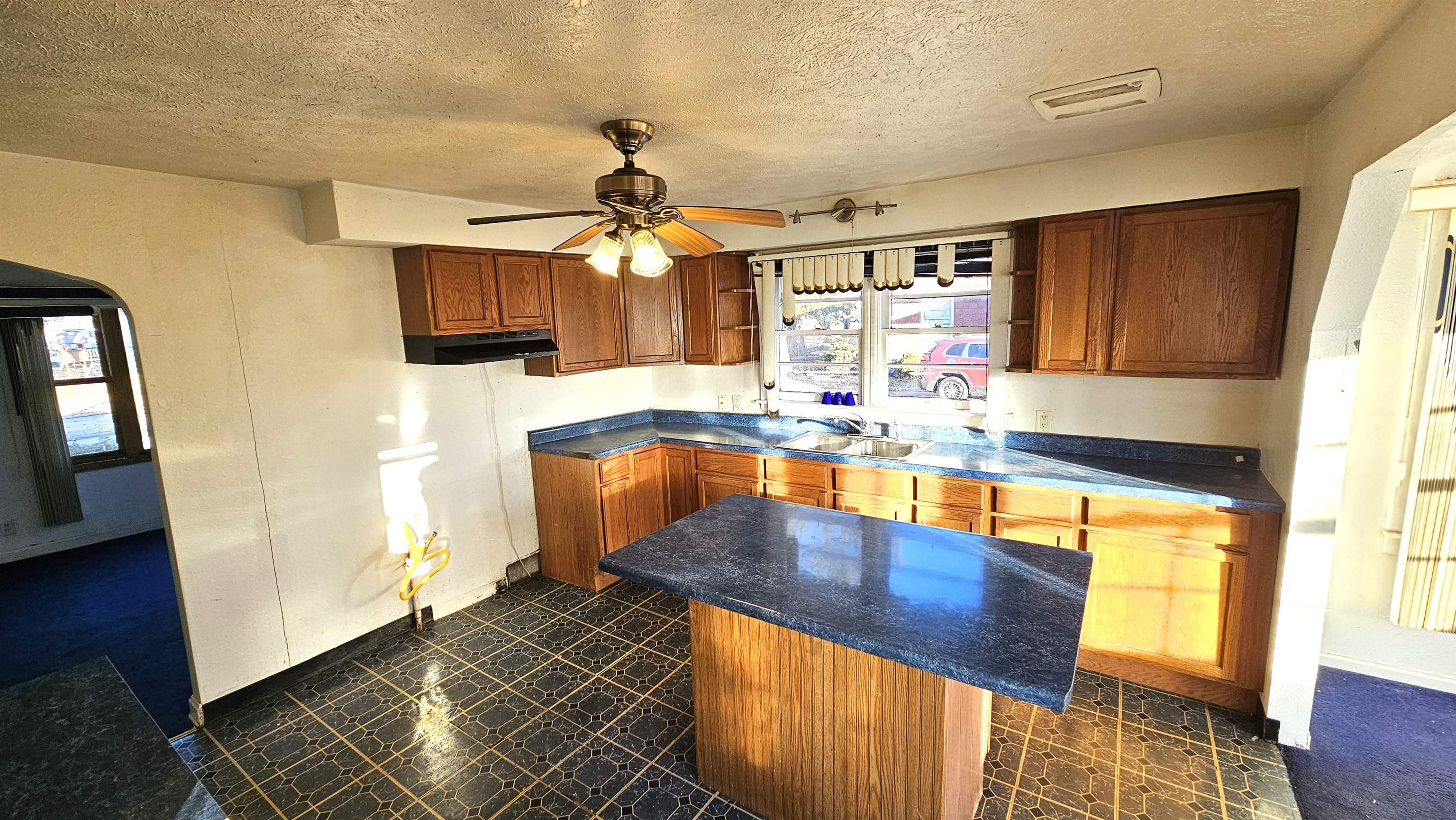 Rockford, Illinois 61102, United States, 5 Bedrooms Bedrooms, ,2 BathroomsBathrooms,Residential,Pending,11637