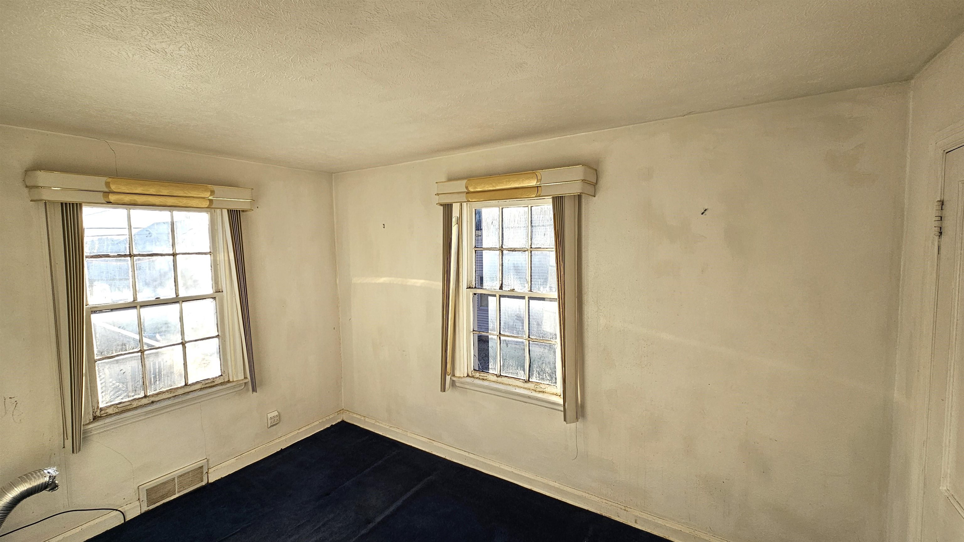 Rockford, Illinois 61102, United States, 5 Bedrooms Bedrooms, ,2 BathroomsBathrooms,Residential,Pending,11637