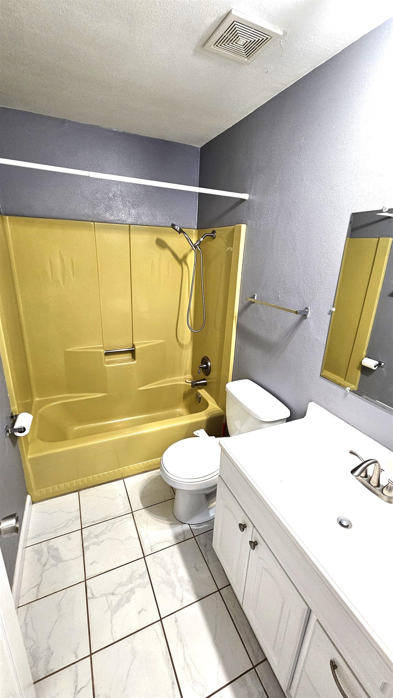 Rockford, Illinois 61107, United States, 2 Bedrooms Bedrooms, ,2 BathroomsBathrooms,Residential,Pending,63855