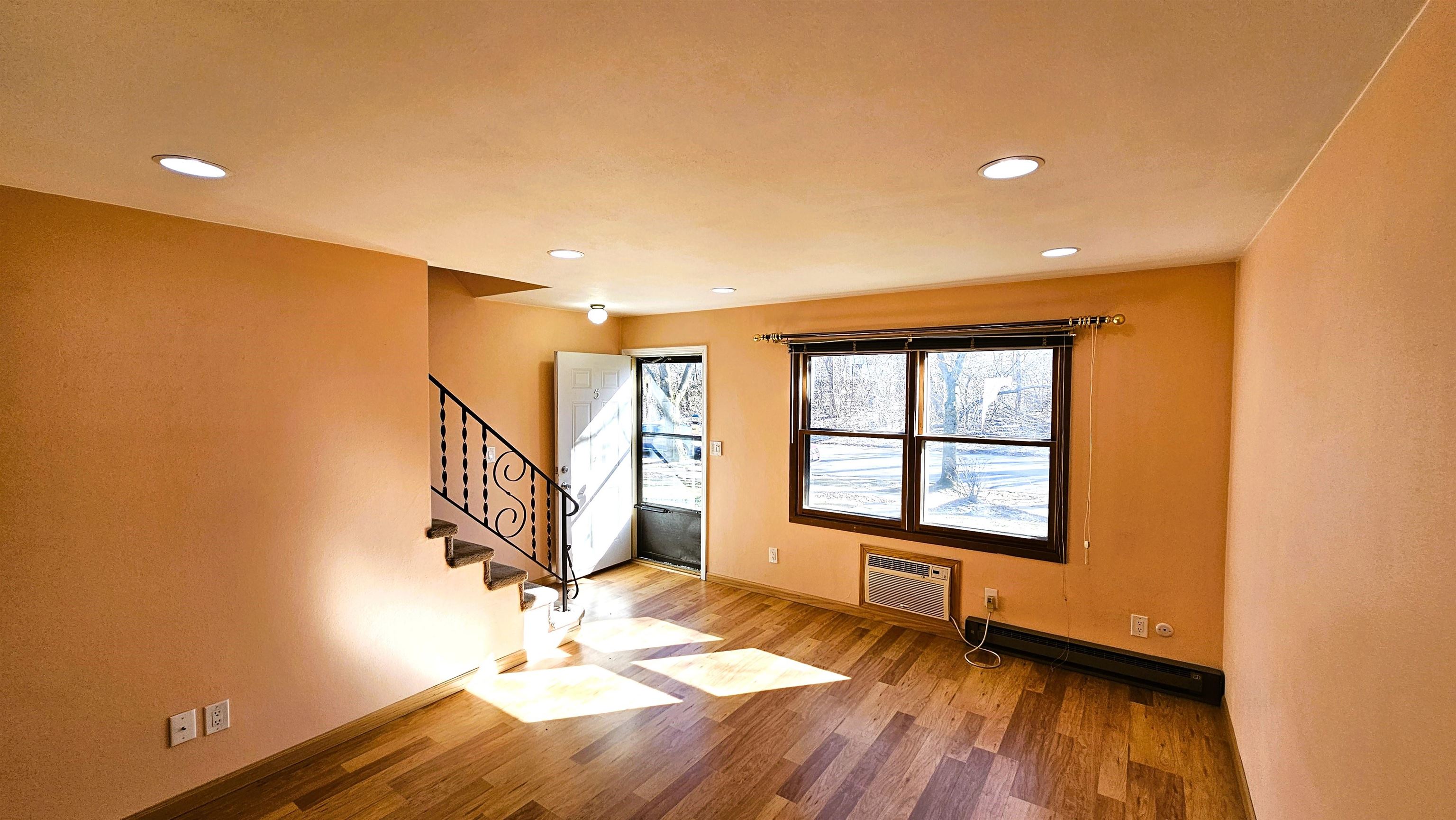 Rockford, Illinois 61107, United States, 2 Bedrooms Bedrooms, ,2 BathroomsBathrooms,Residential,Pending,63855