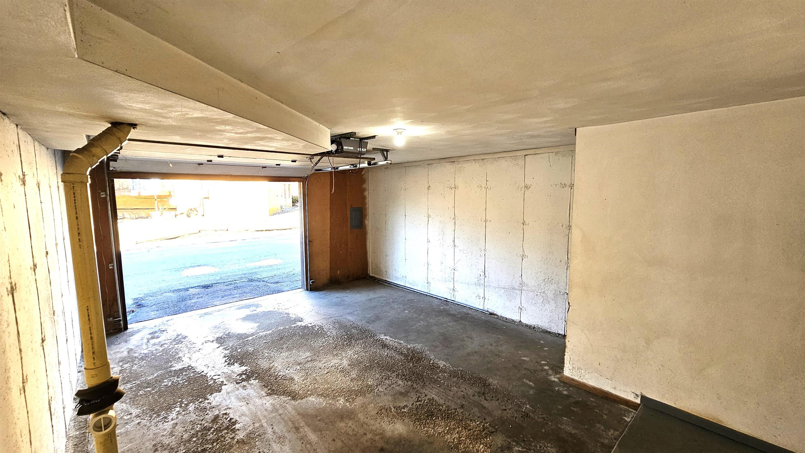 Rockford, Illinois 61107, United States, 2 Bedrooms Bedrooms, ,2 BathroomsBathrooms,Residential,Pending,63855