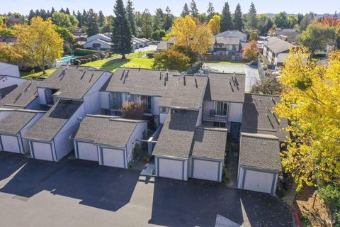 Photo of 11 Creekwood Square, Rohnert Park, CA 94928 (MLS # 325101611)