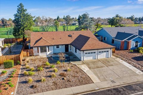 Photo of 580 Yellowstone Drive, Vacaville, CA 95687 (MLS # 326015272)