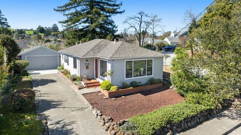 Photo of 712 Oak Terrace, Petaluma, CA 94952 (MLS # 326018040)