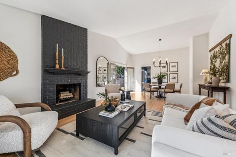 Photo of 14 Jefferson Court, Novato, CA 94947 (MLS # 326002632)