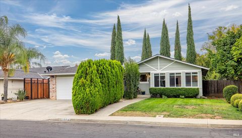 Photo of 1084 Woodridge Drive, Vacaville, CA 95687 (MLS # 325087781)