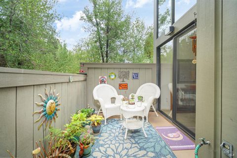 Photo of 113 Quail Court, Novato, CA 94949 (MLS # 325102859)