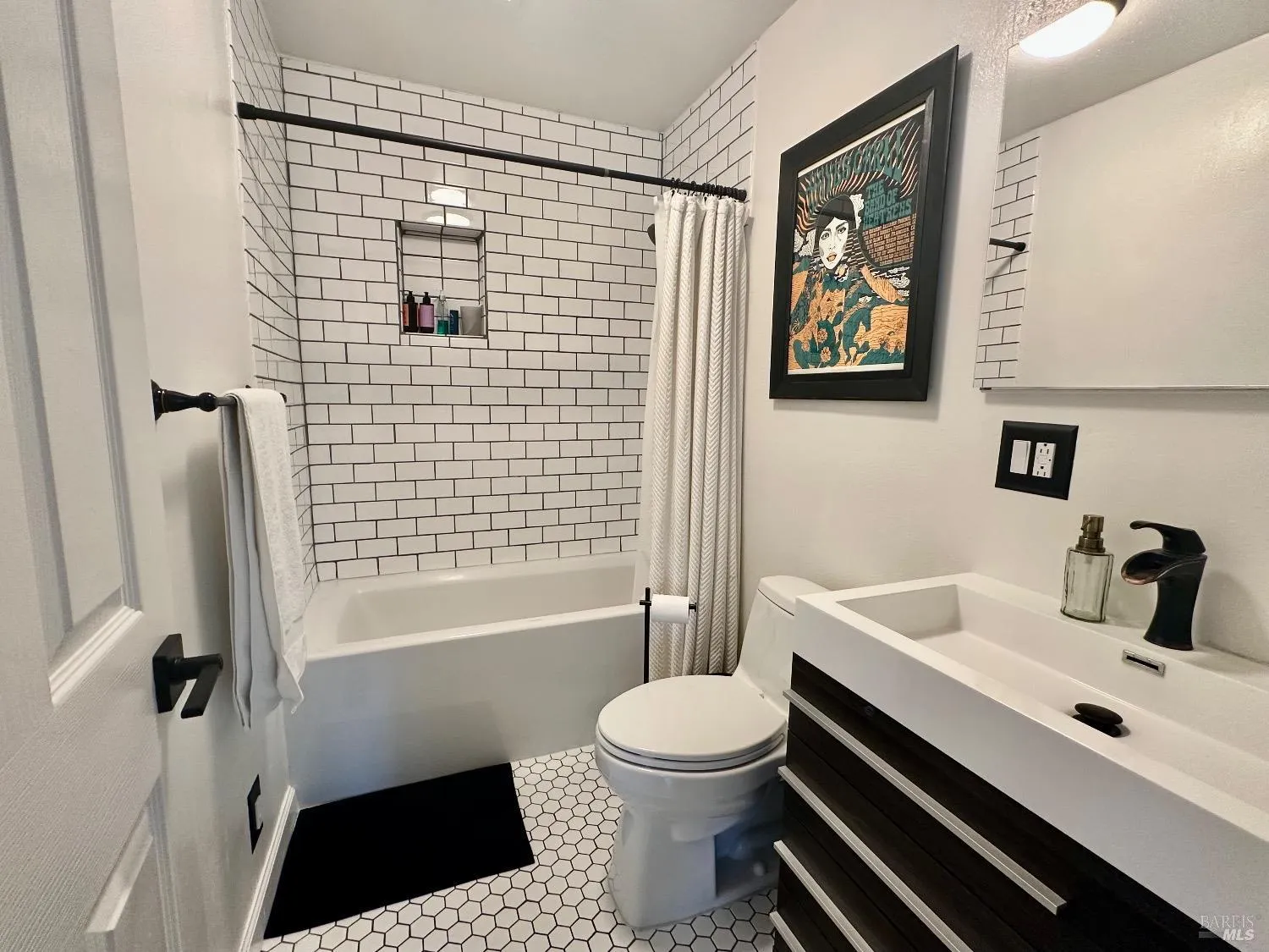 Santa Rosa, California 95405, United States, 3 Bedrooms Bedrooms, ,1 BathroomBathrooms,Residential,Active,98314