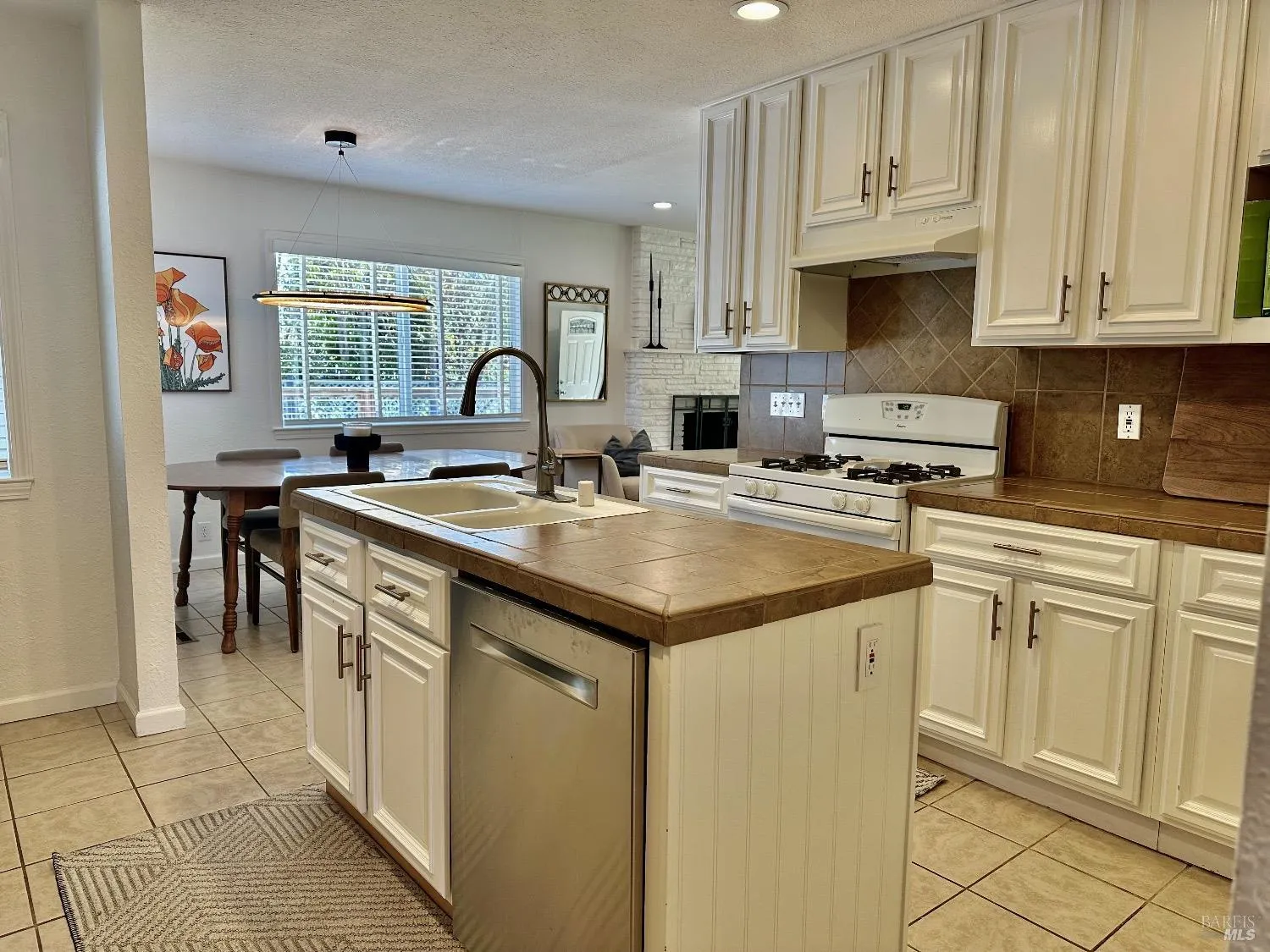 Santa Rosa, California 95405, United States, 3 Bedrooms Bedrooms, ,1 BathroomBathrooms,Residential,Active,98314