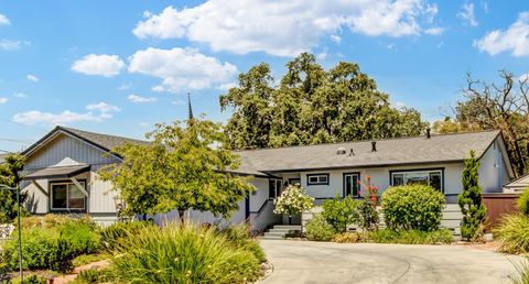 Photo of 323 Willow Glen Court, Healdsburg, CA 95448 (MLS # 325066514)