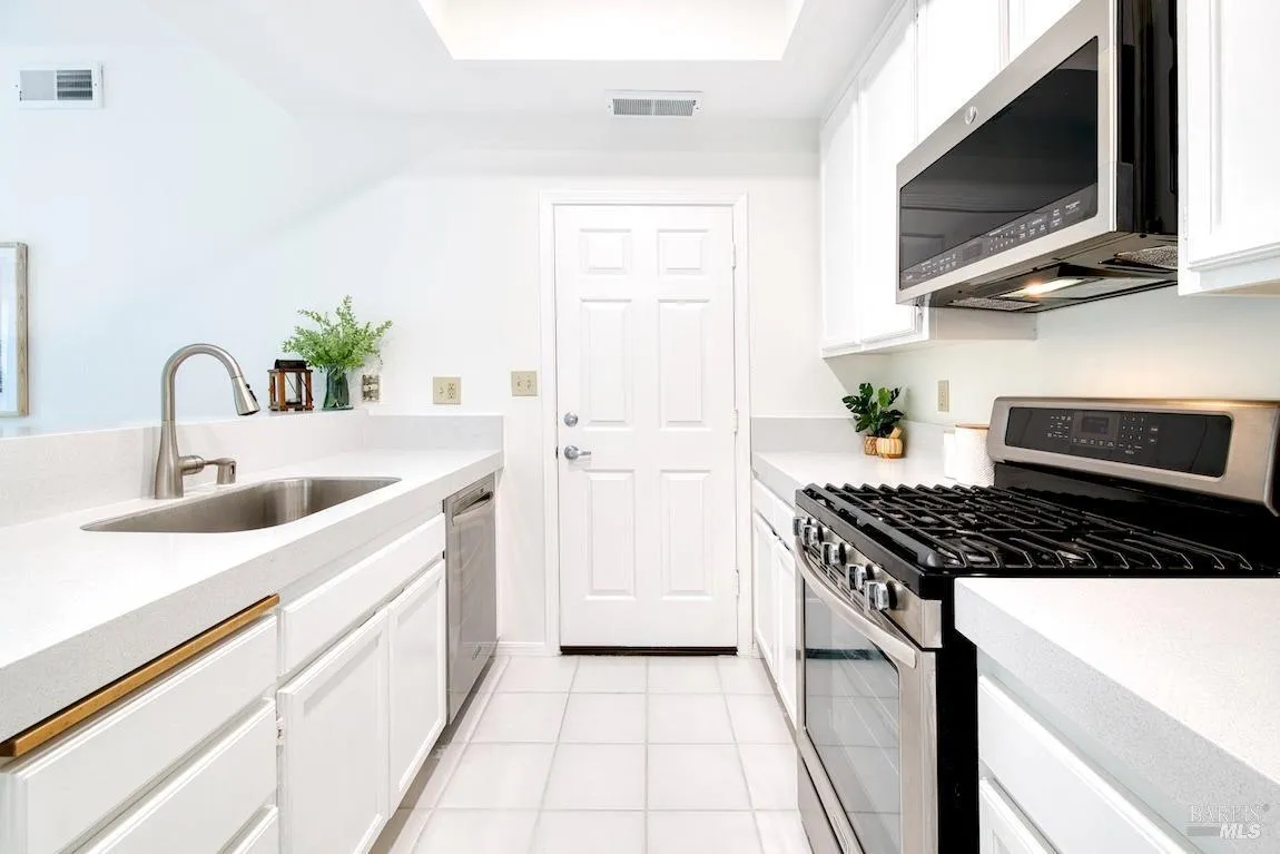 San Rafael, California 94903, United States, 3 Bedrooms Bedrooms, ,3 BathroomsBathrooms,Residential,Active,119944