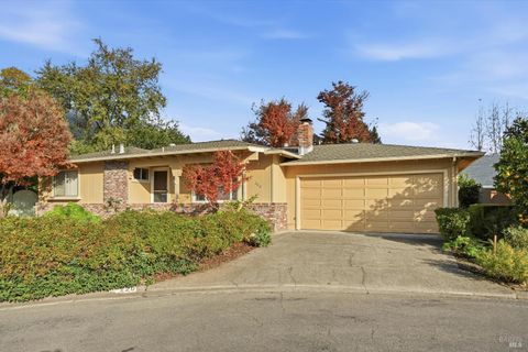 Photo of 220 Cedar Circle, Healdsburg, CA 95448 (MLS # 325076190)