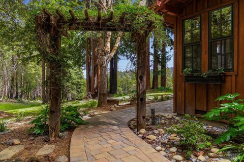 Photo of 12076 Cloud Ridge Road, Healdsburg, CA 95448 (MLS # 325032404)