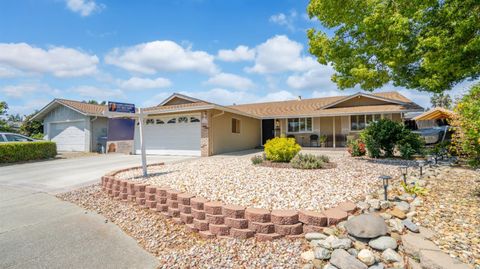 Photo of 214 Arrowhead Drive, Vacaville, CA 95687 (MLS # 325104453)
