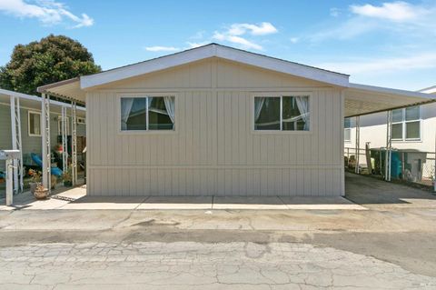 Photo of 118 Calle Chapultepec, Vacaville, CA 95687 (MLS # 325097443)