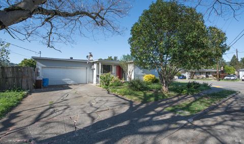 Photo of 141 Hillview Drive, Cloverdale, CA 95425 (MLS # 326021250)