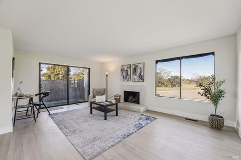 Photo of 2 Lakeview Court, Novato, CA 94947 (MLS # 326012874)