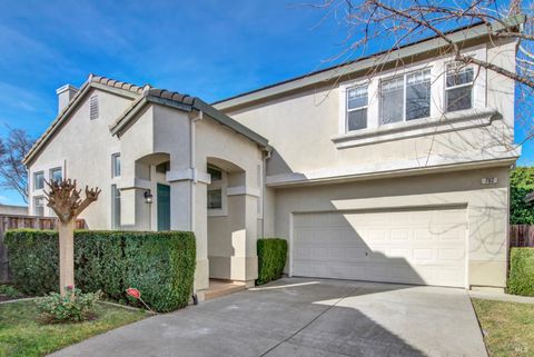 Photo of 702 Racoon Court, Fairfield, CA 94533 (MLS # 326010641)