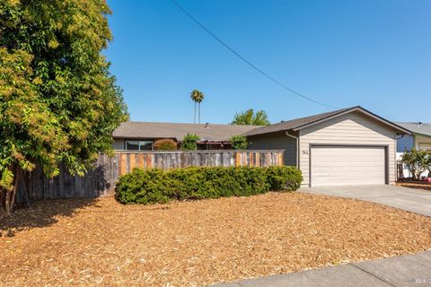 Photo of 746 Bernadette Avenue, Rohnert Park, CA 94928 (MLS # 325081964)