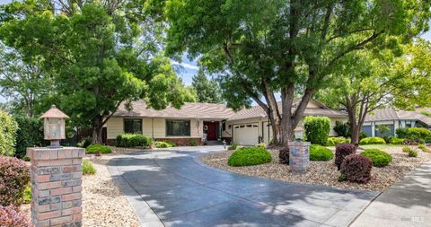 Photo of 173 San Jose Court, Vacaville, CA 95688 (MLS # 326018972)