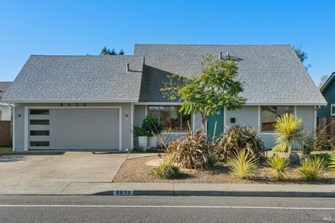 Photo of 8633 Lancaster Drive, Rohnert Park, CA 94928 (MLS # 325104365)
