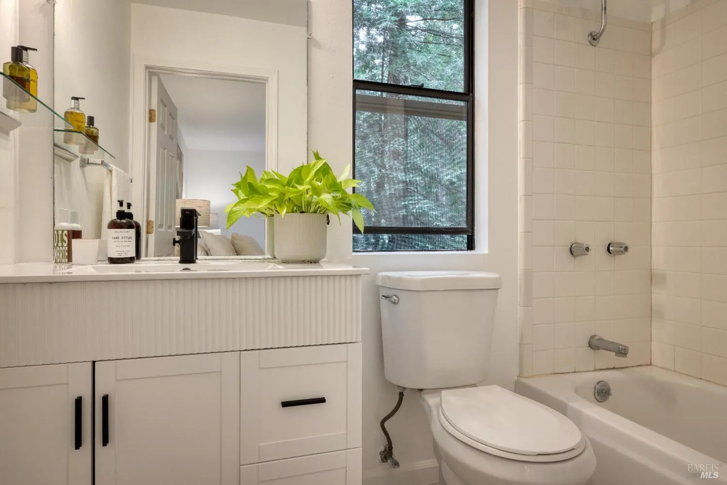 Guerneville, California 95446, United States, 4 Bedrooms Bedrooms, ,4 BathroomsBathrooms,Residential,Active,177386