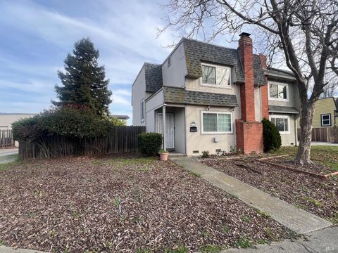 Photo of 2532 Beaufort Court, Fairfield, CA 94533 (MLS # 326007186)