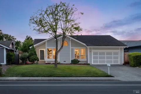 1040 Garfield Drive, Petaluma, CA 94954 - MLS#: 325041491