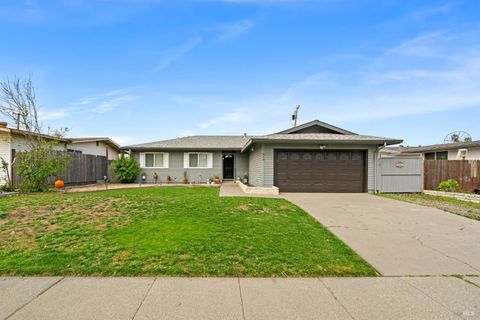 Photo of 610 Sierra Drive, Dixon, CA 95620 (MLS # 326014466)
