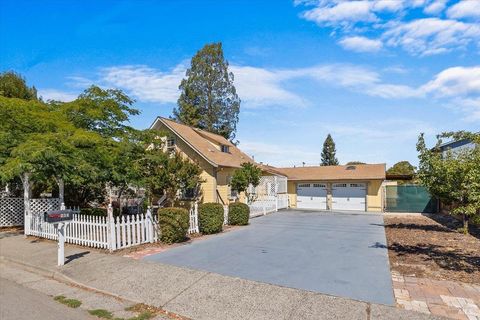 Photo of 563 Windsor River Road, Windsor, CA 95492 (MLS # 325080627)
