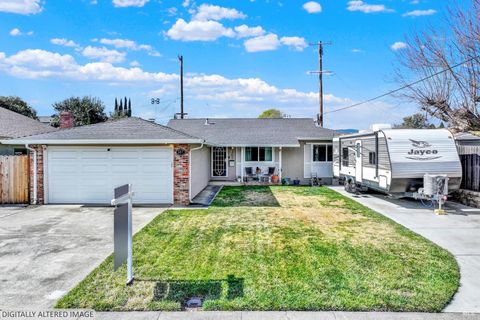 Photo of 307 Trinity Drive, Vacaville, CA 95687 (MLS # 326010224)