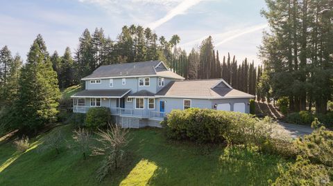 Photo of 324 Burgundy Road, Healdsburg, CA 95448 (MLS # 326006677)