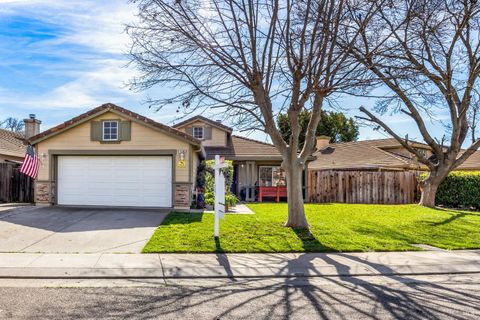 Photo of 1695 Marenda Drive, Dixon, CA 95620 (MLS # 326016173)