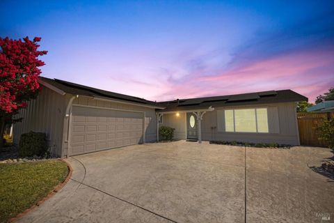 Photo of 178 Mckinley Circle, Vacaville, CA 95687 (MLS # 325064538)