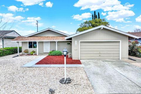 Photo of 129 Carlsbad Circle, Vacaville, CA 95687 (MLS # 326016908)