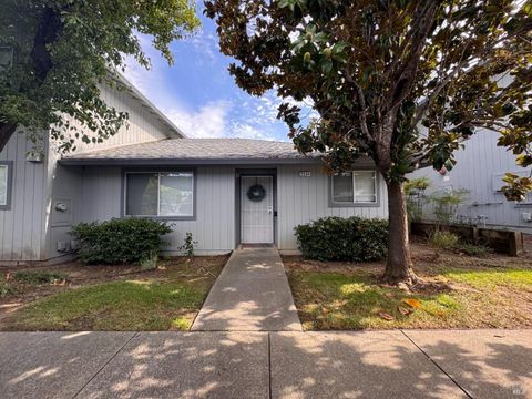Photo of 209 Elbridge Avenue #G, Cloverdale, CA 95425 (MLS # 325083936)