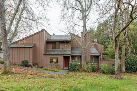 Photo of 4 Hummingbird Way, Novato, CA 94949 (MLS # 326000387)