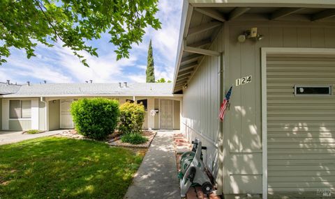 Photo of 124 Monterey Drive, Vacaville, CA 95687 (MLS # 325031414)
