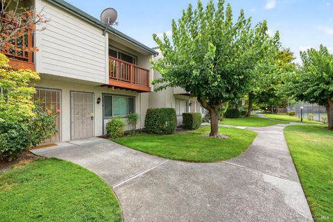 Photo of 1076 Eleanor Avenue, Rohnert Park, CA 94928 (MLS # 325096408)