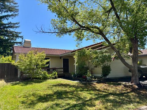 Photo of 348 Almond Way, Healdsburg, CA 95448 (MLS # 325060528)