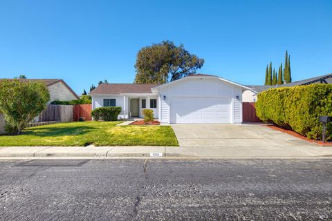 Photo of 630 Kinglet Street, Suisun City, CA 94585 (MLS # 326019917)