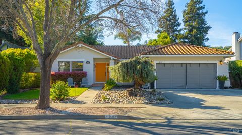 Photo of 421 Oakwood Circle, Fairfield, CA 94534 (MLS # 326016303)