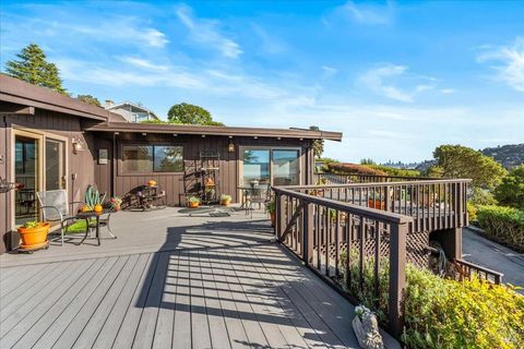 Photo of 945 Owlswood Lane, Tiburon, CA 94920 (MLS # 325099441)